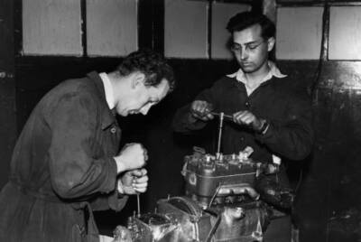 Colin Chapman With Peter Allen In Lotus Workshop Motor Racing Old Photo