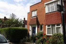 THREE BEDROOM FLAT. GARDEN. 3 MINUTES FROM TUBE.