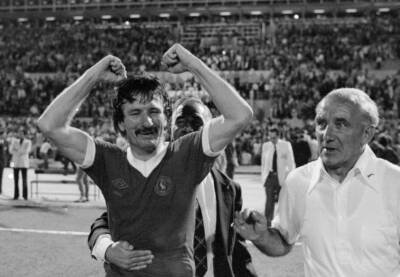 Liverpool Goalscorer Tommy Smith Is Congratulated By Tom Saunders 1977 OLD PHOTO