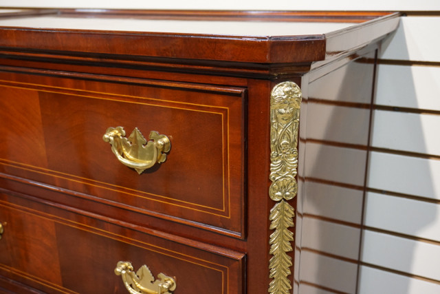 Beautiful Mahogany chest of 4 drawers Dresser with Brass Hardware