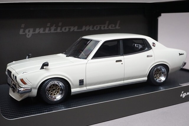 ミニカー 1/18 Nissan Bluebird 2000GTX With Engine Ignition Model 1:18 Nissan Bluebird U 2000GTX (G610) in Blue
