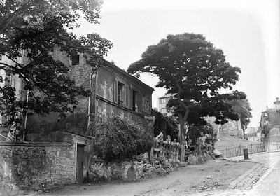 Exterior view of the Montmartre cabaret 'Le Lapin Agile', Paris, F - Old Photo 1
