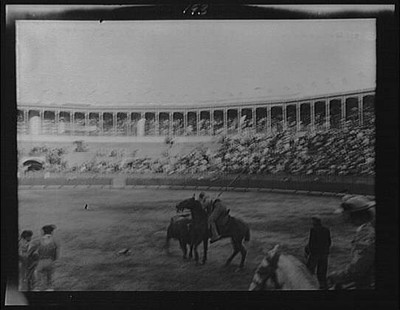 Travel views,bullfighting,animals,arenas,spectators,Europe,Arnold Genthe,1904 7