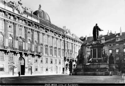 Inner Courtyard at the Hofburg with the Kaiser Franz monument 1910 OLD PHOTO
