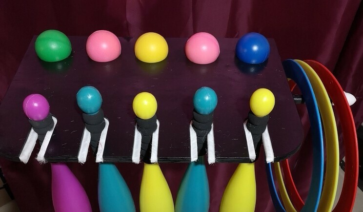 Juggling table for jugglers balls, clubs, rings