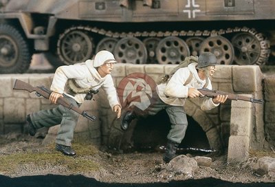 Verlinden 1/35 US Infantry in Winter Outfit Running w/Rifles WWII 2 Figs. 2283
