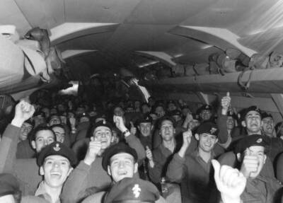 Suez Crisis 1956 - Duke Wellington Regiment on a Brittania aircraf- Old Photo