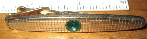 VINTAGE GOLD TONE METAL WITH GREEN GLASS STONE TIC CLIP