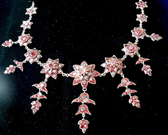 ANTIQUE VICTORIAN GARNET NECKLACE CIRCA 1880 layered design