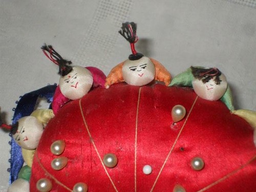VINTAGE SILK ASIAN PEOPLE CHINESE TOMATO PIN CUSHION SEWING NOTION WITH PINS
