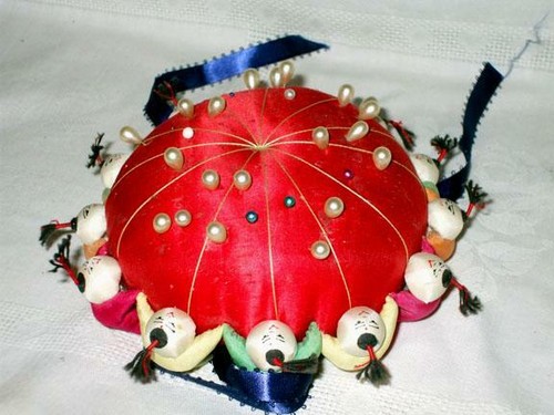 VINTAGE SILK ASIAN PEOPLE CHINESE TOMATO PIN CUSHION SEWING NOTION WITH PINS