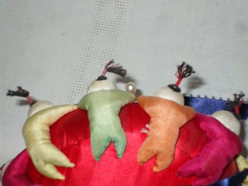 VINTAGE SILK ASIAN PEOPLE CHINESE TOMATO PIN CUSHION SEWING NOTION WITH PINS