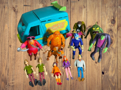 Scooby-Doo Mystery Machine Van Playset 13 Action Figures Monsters Shaggy Velma