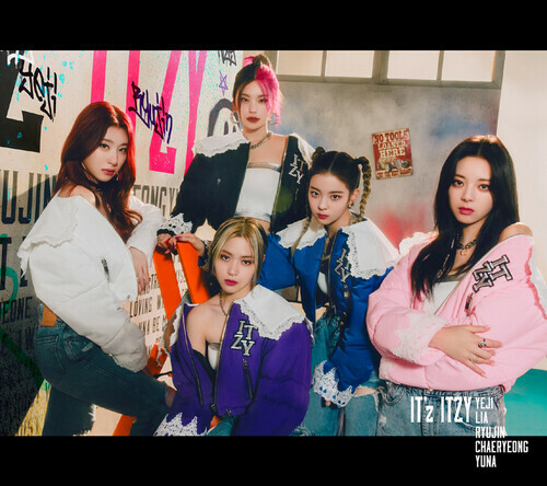 maribu   ITZY CD Amazon.com: ITZY 'It'z Icy' Album 2 Ver SET CD+80p PhotoBook