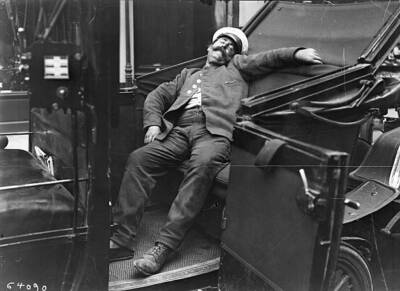 Heatwave in Paris in July 1911 Taxi driver having a nap OLD PHOTO