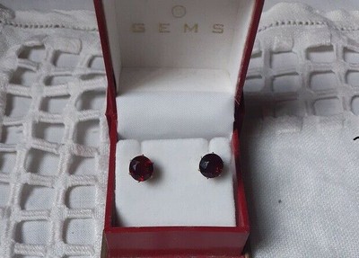 Belles Boucles d'Oreilles Clous en Plaqué Or et Grenat Véritable
