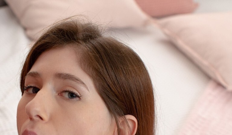 Les 2 Loisirs D'Une Jolie Fille Sur 2 Photos (20x30 Cm)