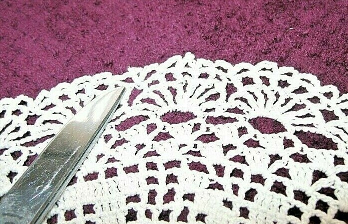 VINTAGE ANTIQUE HAND CROCHETED CAKE DOILY ROUND