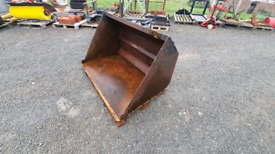 Tractor front loader bucket with tanco brackets 