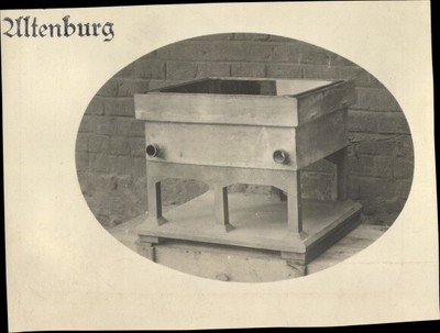 Foto Altenburg in Thüringen, Hölzerner Aufsatz auf einer Kommode - 10727005