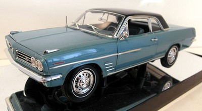 Highway 61 1/18 Scale Diecast 50146 1963 Pontiac LeMans Coupe Turquoise