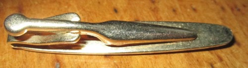 VINTAGE GOLD TONE METAL WITH GREEN GLASS STONE TIC CLIP