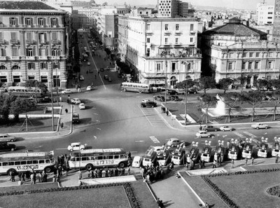Some curious people watching long line mini vans speakers Italian - Old Photo 3