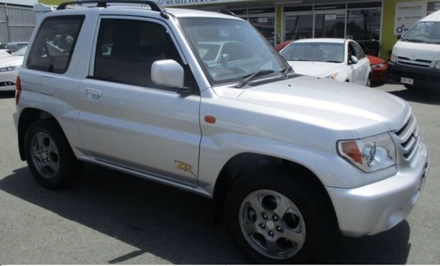 Mitsubishi pajero io 2001