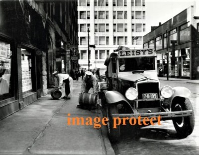 Cleveland, Ohio - Leisy's Beer Delivery Truck at work in 1935