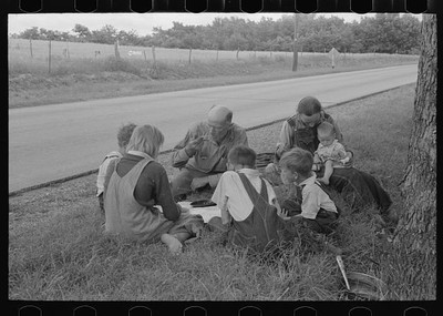 Migrant family eating lunch,east of Fort Gibson,Muskogee County,Oklahoma,OK,5
