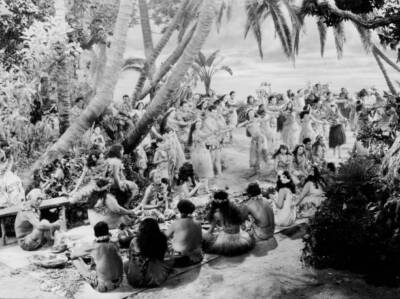 Press agent in Hawaii promoting a pineapple queen contest in th- 1937 Old Photo