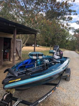 Mint Condition Ranger R70 17 ft Bass Boat