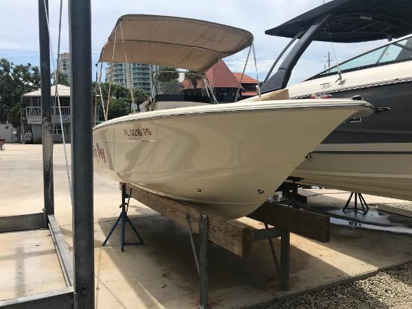 2013 Scout 195 Sportfish 19' CC / 4-Stroke 115hp Yamaha / 105 hours / Warranty