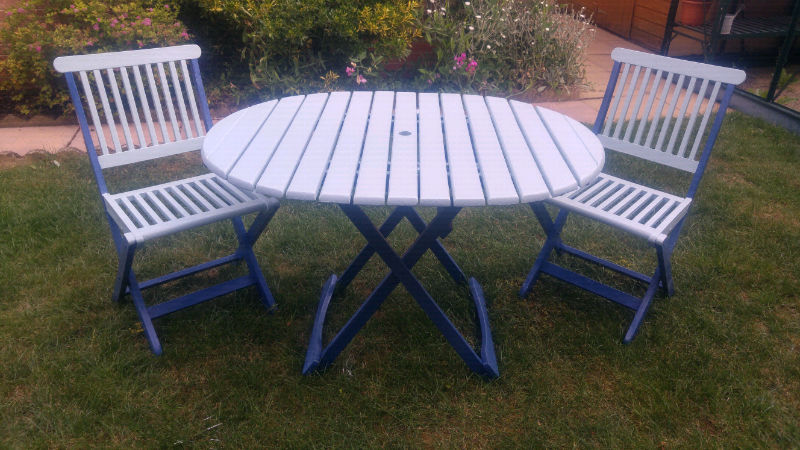 Folding wooden garden table and four folding chairs | in Milton Keynes