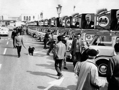 Some curious people watching long line mini vans speakers Italian - Old Photo 4
