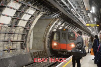 PHOTO  SOUTHBOUND NORTHERN LINE TRAIN AT BANK STATION