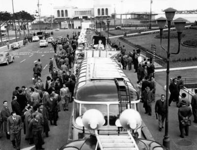 Some curious people watching long line mini vans speakers Italian - Old Photo