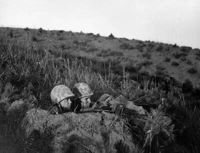 Machine gun crew U S Marines settles into fox hole night Korea 1950 Old Photo