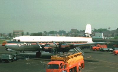 Delta C&S Airlines DC-6 N1905M @ Chicago Midway 1955 - postcard