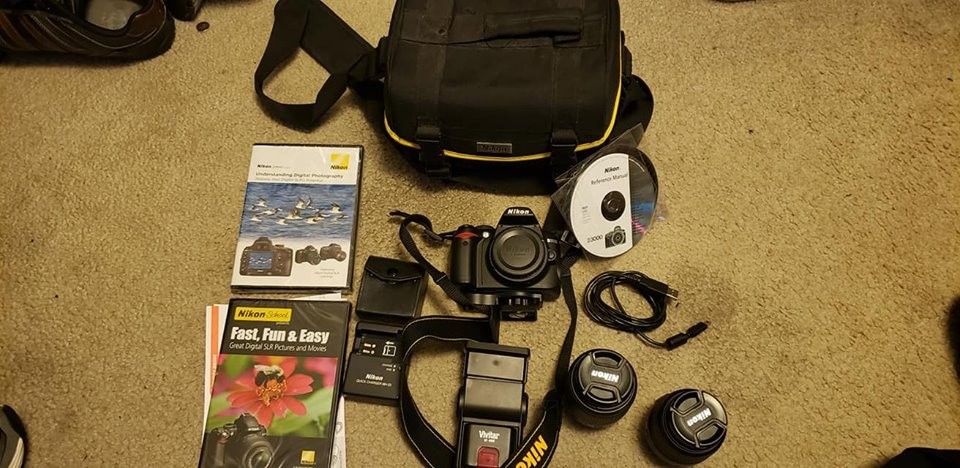 Nikon D3000 DSLR digital camera body 2 lenses manual charger cds  and book