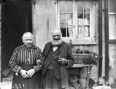 Mr Mrs Hill of Stanmore celebrate their golden wedding anniversary Old Photo