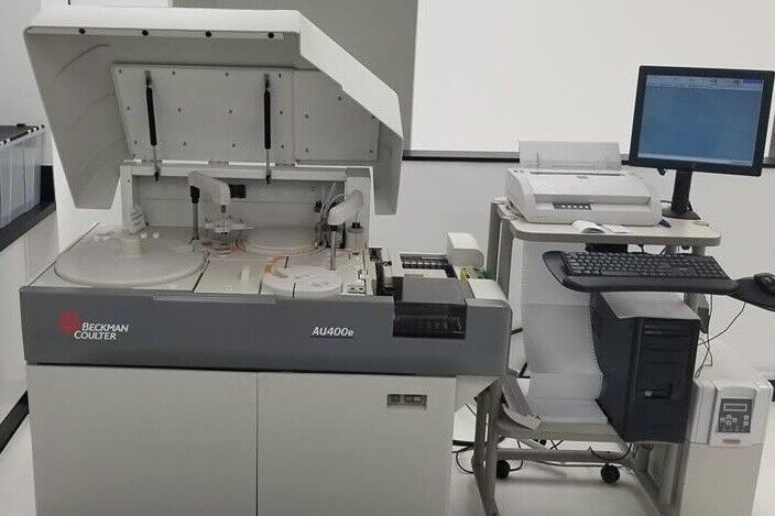 Beckman Coulter AU400e Chemistry Analyzer w/ ISE, Computer, UPS, and Waste Pump.