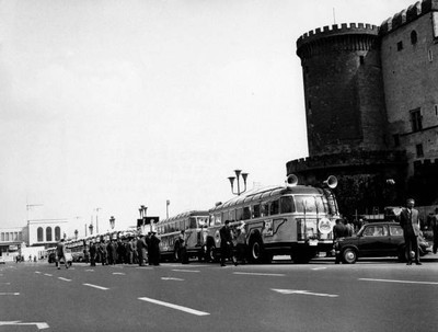 Some curious people watching long line mini vans speakers Italian - Old Photo 2