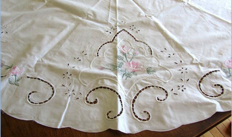 vintage COTTON IMPERIAL ELEGANCE ROUND TABLECLOTH eyelet lace EMBROIDERED ROSES