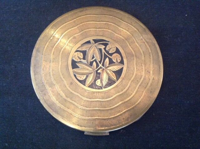GORGEOUS VINTAGE 100mm ETCHED BRASS COMPACT w/ REVERSE INLAID FLORAL MOTIF