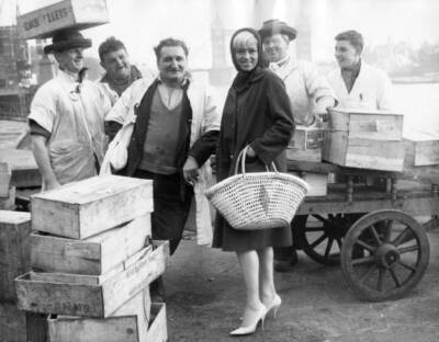 Film Actress Diana Dors A Group Fish Porters Billingsgate Market Lond 1965 PHOTO