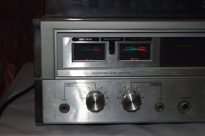 Vintage Lloyd's Stereo Phono Cassette Am/FM Model R7559