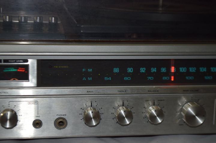Vintage Lloyd's Stereo Phono Cassette Am/FM Model R7559