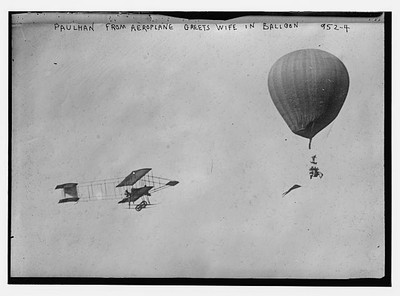 Photo:Paulhan in aeroplane greets his wife in a balloon, both in flight