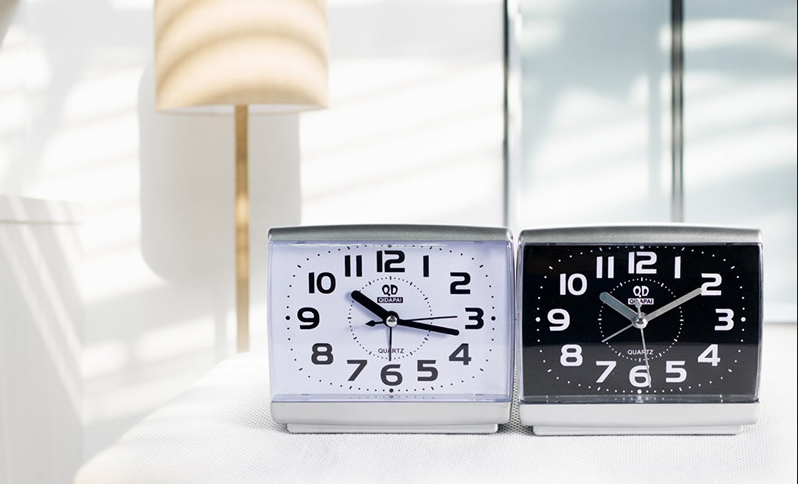 Quarzwecker Analog Uhren Tischuhr Lautlos Sweep-Uhrwerk Reisewecker Kinder